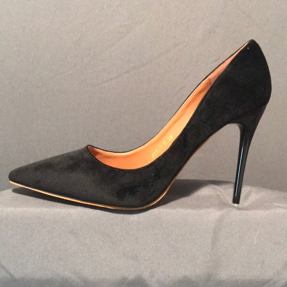 Brand New/NWT Pointed Toe Velvet Heels